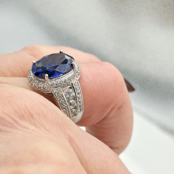 Gorgeous Designer Blue Sapphire White Topaz Simulant Ring - Picture 7 of 8